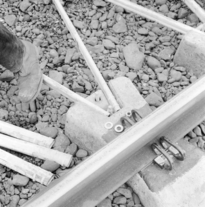 859271 Afbeelding van het leggen van spoor met zig-zag dwarsliggers.